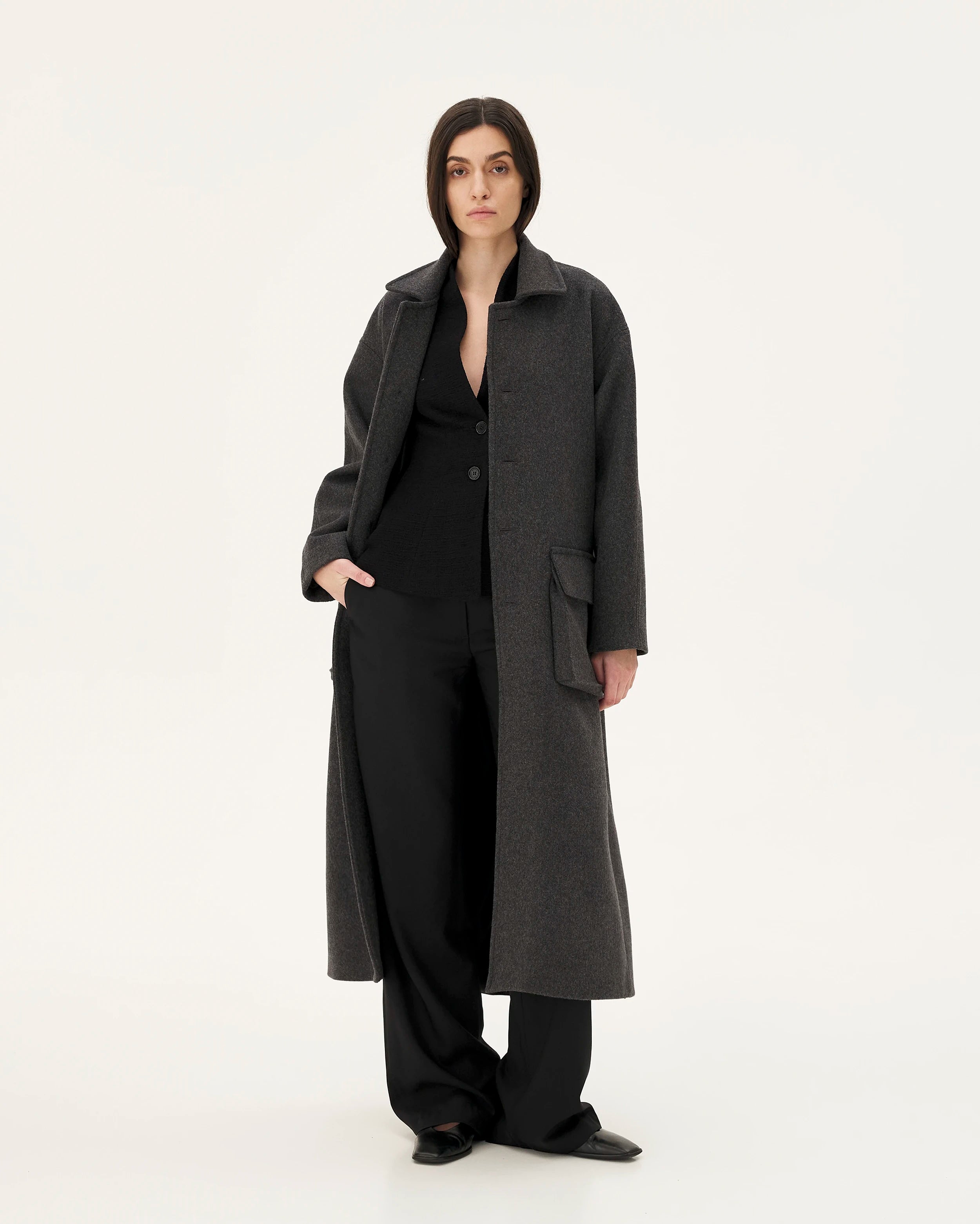 Sarvik Anthracite, manteau en laine NOYOCO, femme AW25 studio