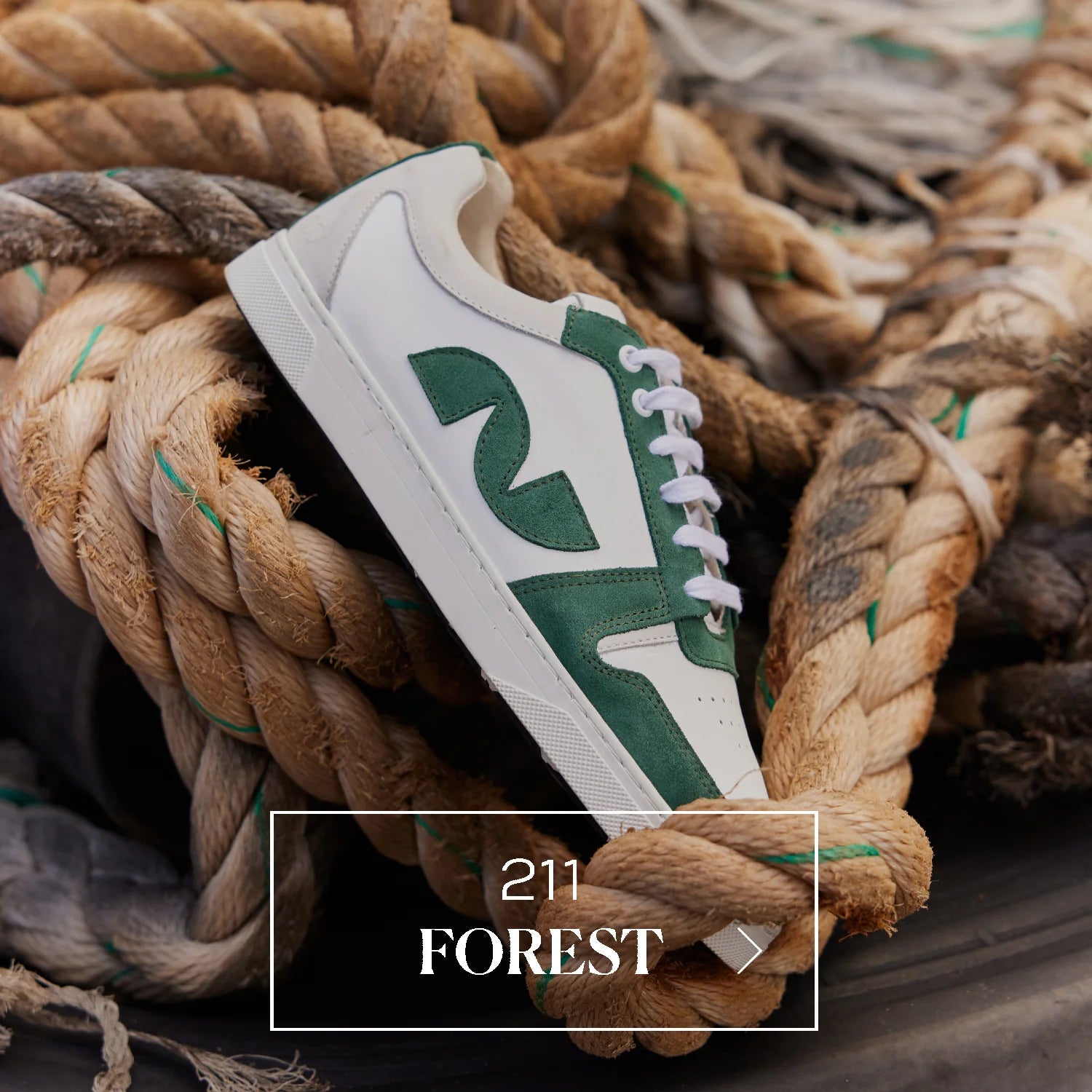 basket blanche et verte posée sur des cordes de marin