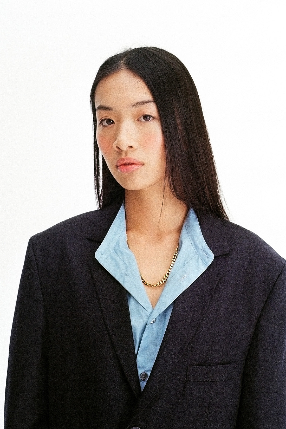 femme avec une veste de tailoring bleu marine
