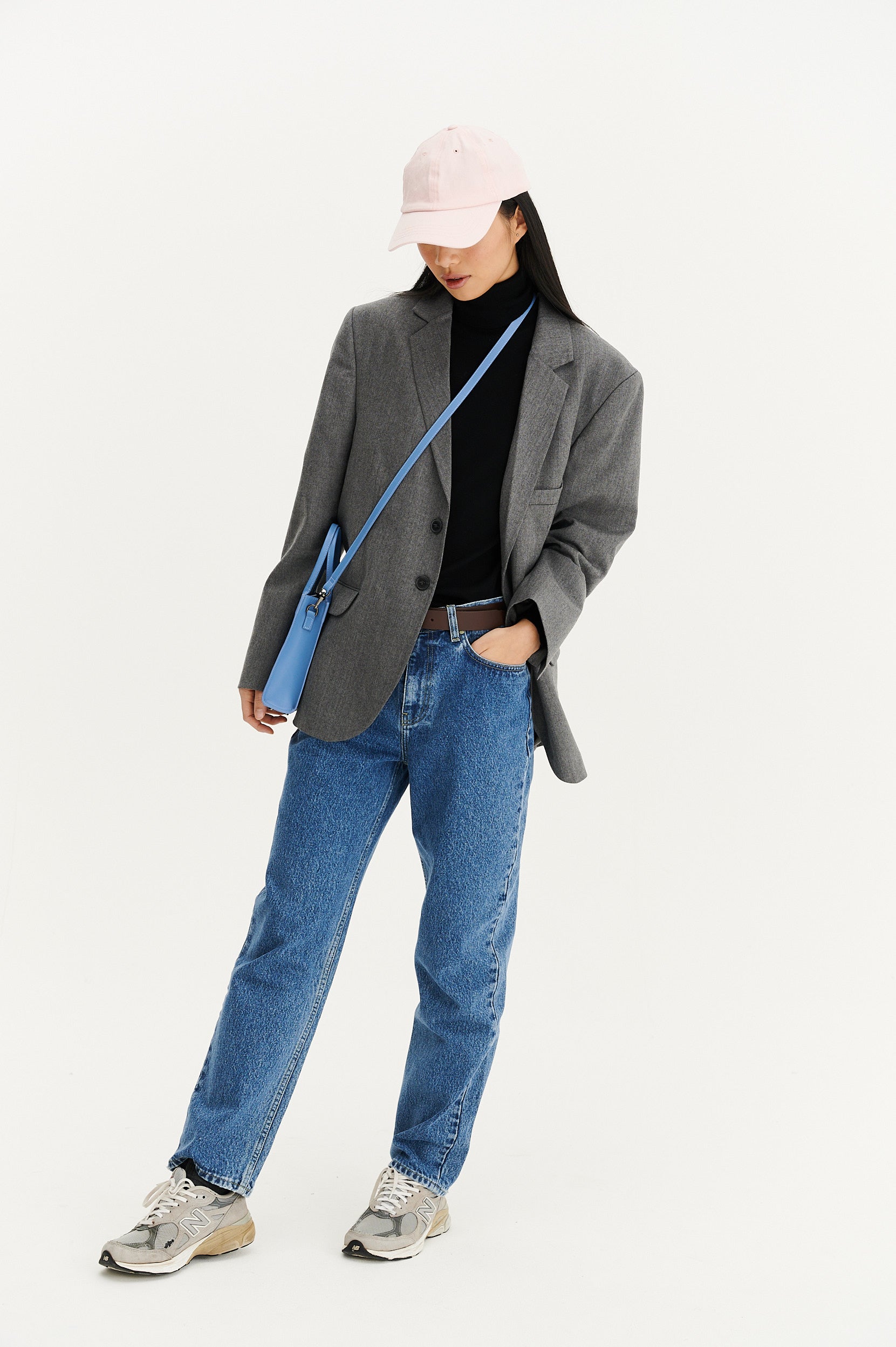 femme en veste de costume grise et jean bleu