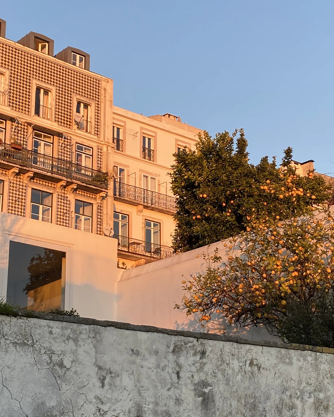 coucher de soleil sur les façades des batiments typiques de Lisbonne