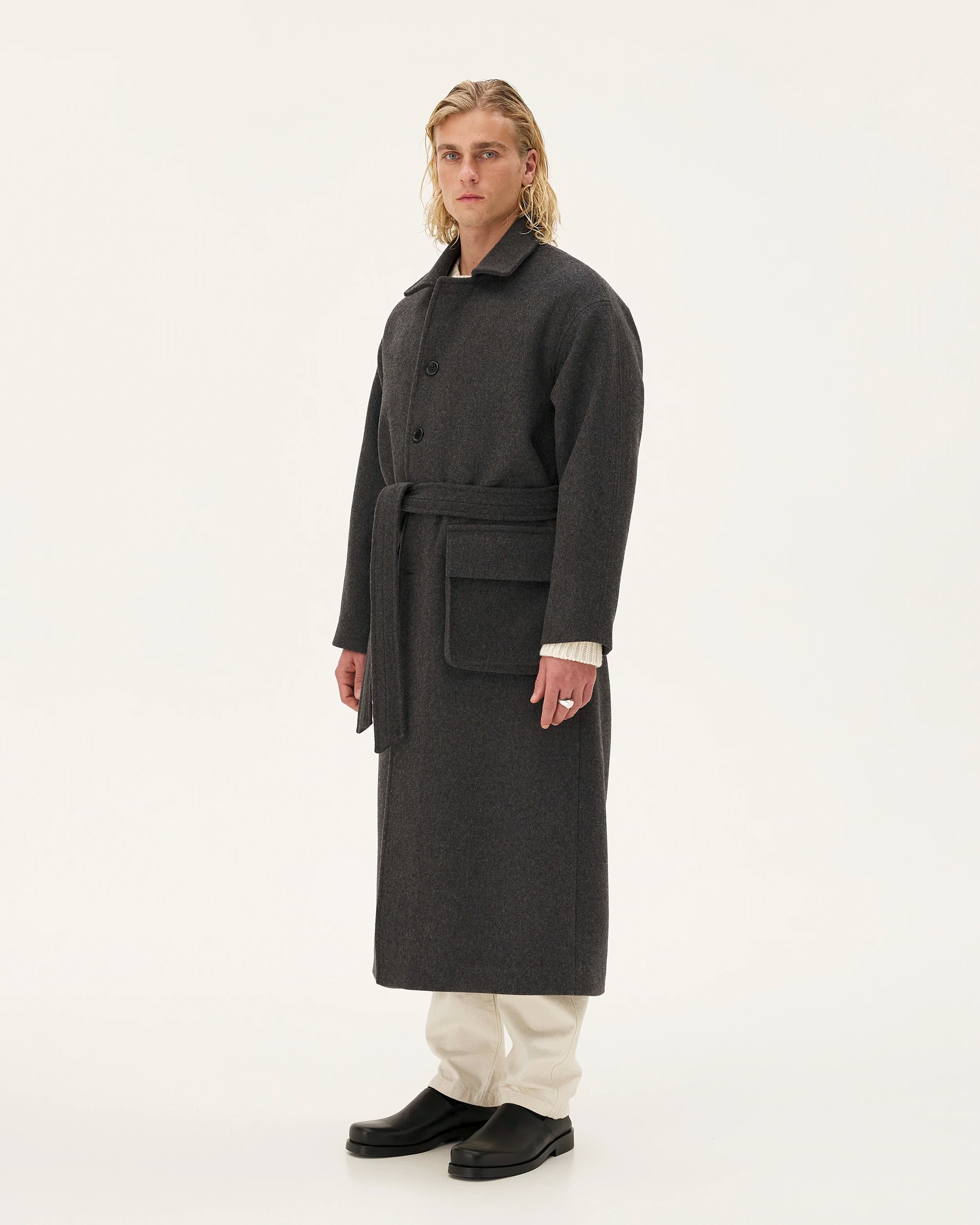 Sarvik Anthracite, manteau en laine NOYOCO, homme AW25 studio