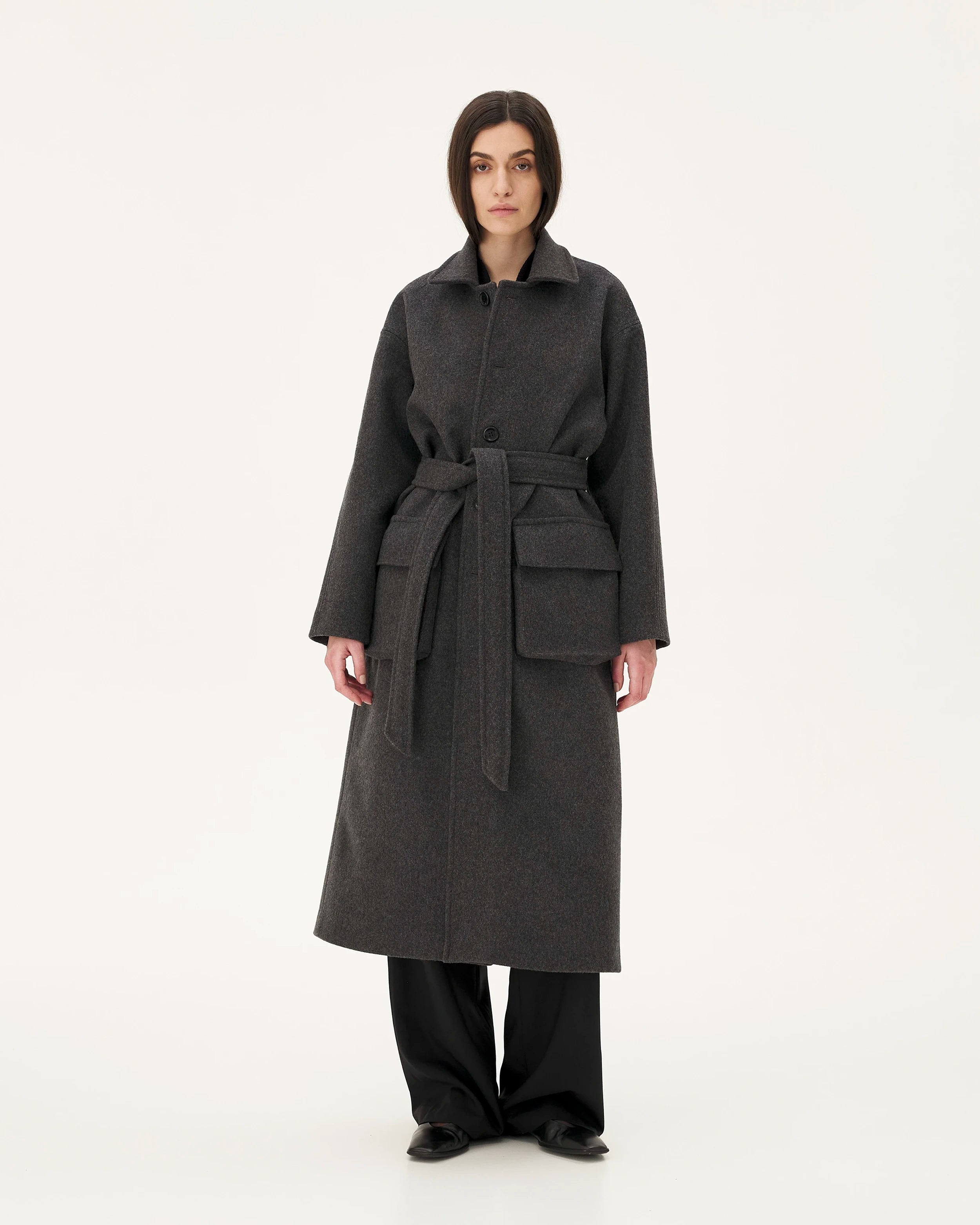 Sarvik Anthracite, manteau en laine NOYOCO, femme AW25 studio