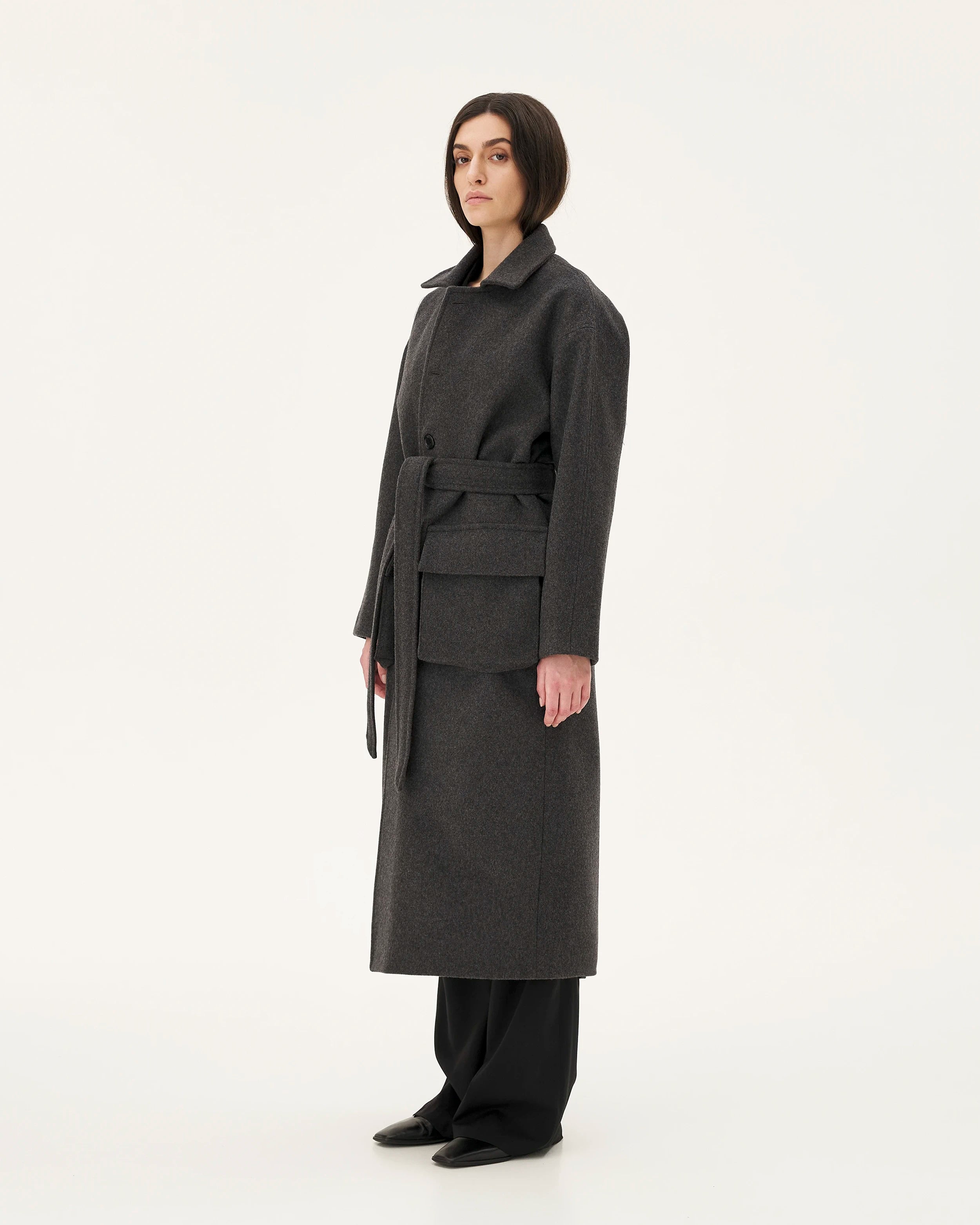 Sarvik Anthracite, manteau en laine NOYOCO, femme AW25 studio